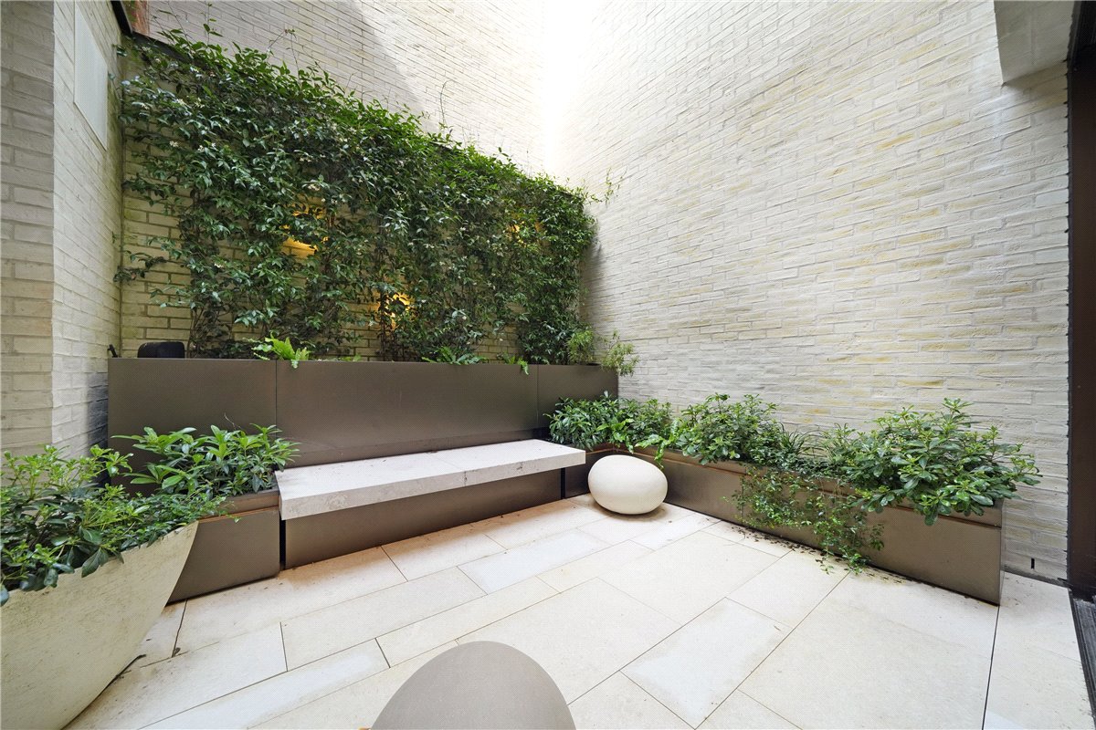 3 bedroom flat, St Mary Abbots Place, Kensington W8 - Available