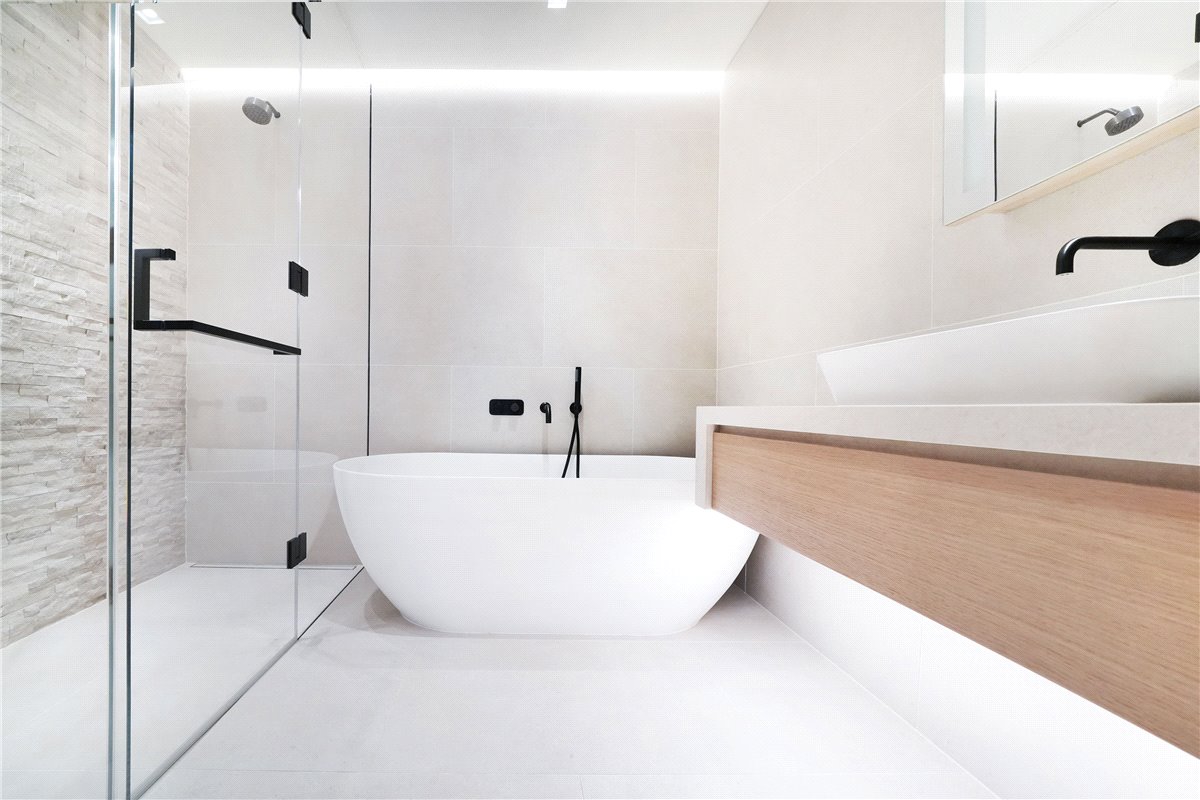 3 bedroom flat, St Mary Abbots Place, Kensington W8 - Available