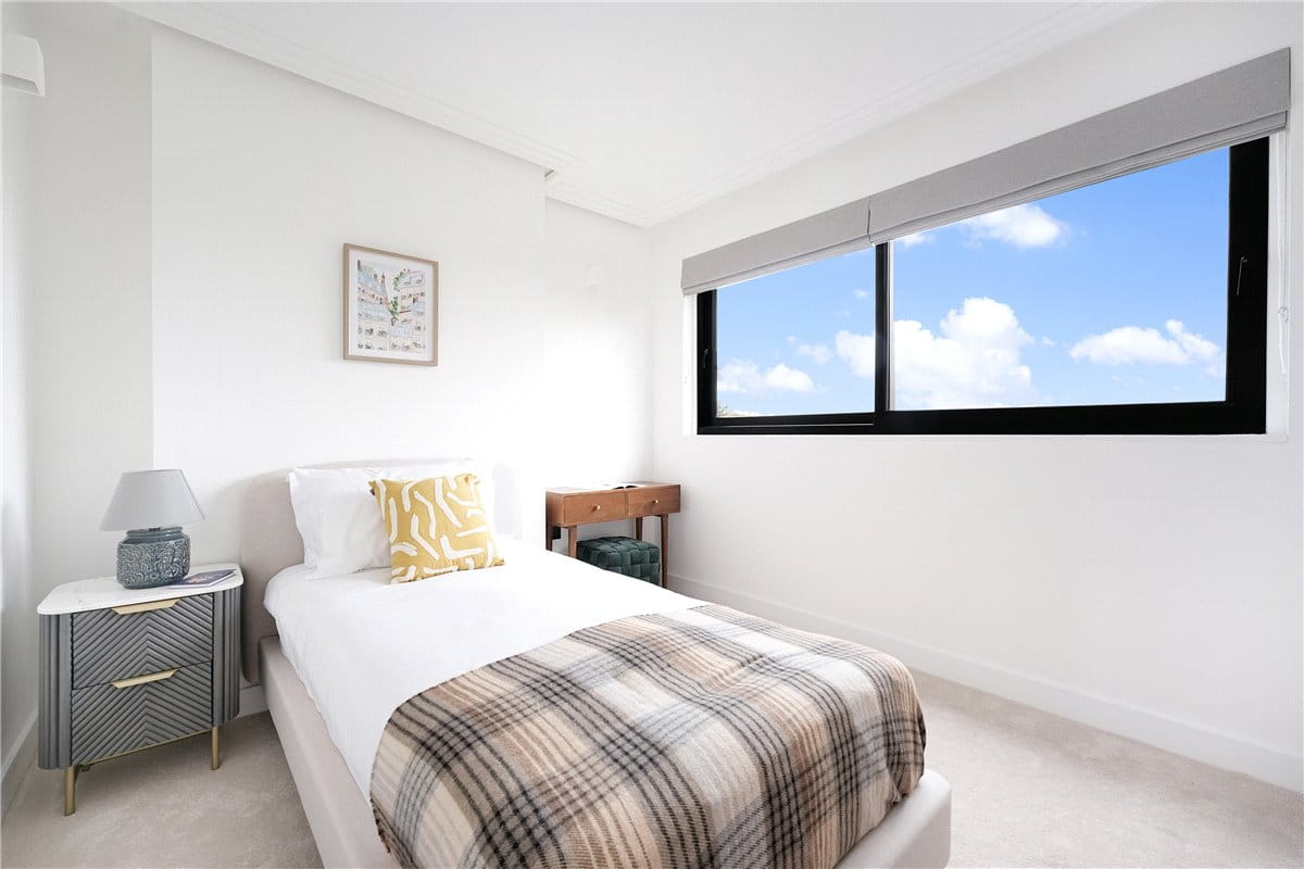 3 bedroom flat, Brewster Gardens, North Kensington W10 - Available