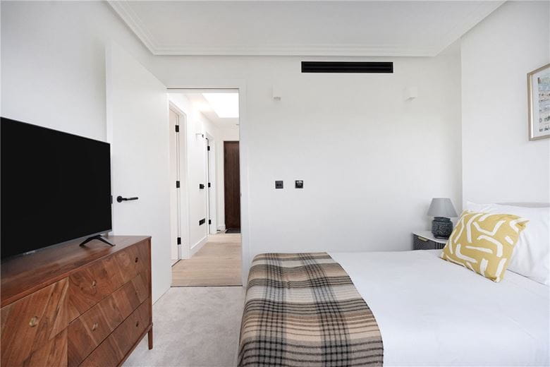 3 bedroom flat, Brewster Gardens, North Kensington W10 - Available