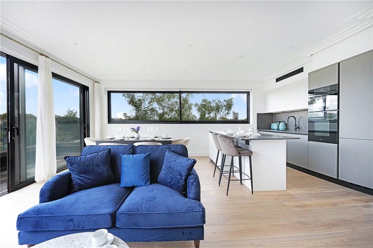 3 bedroom flat, Brewster Gardens, North Kensington W10 - Available