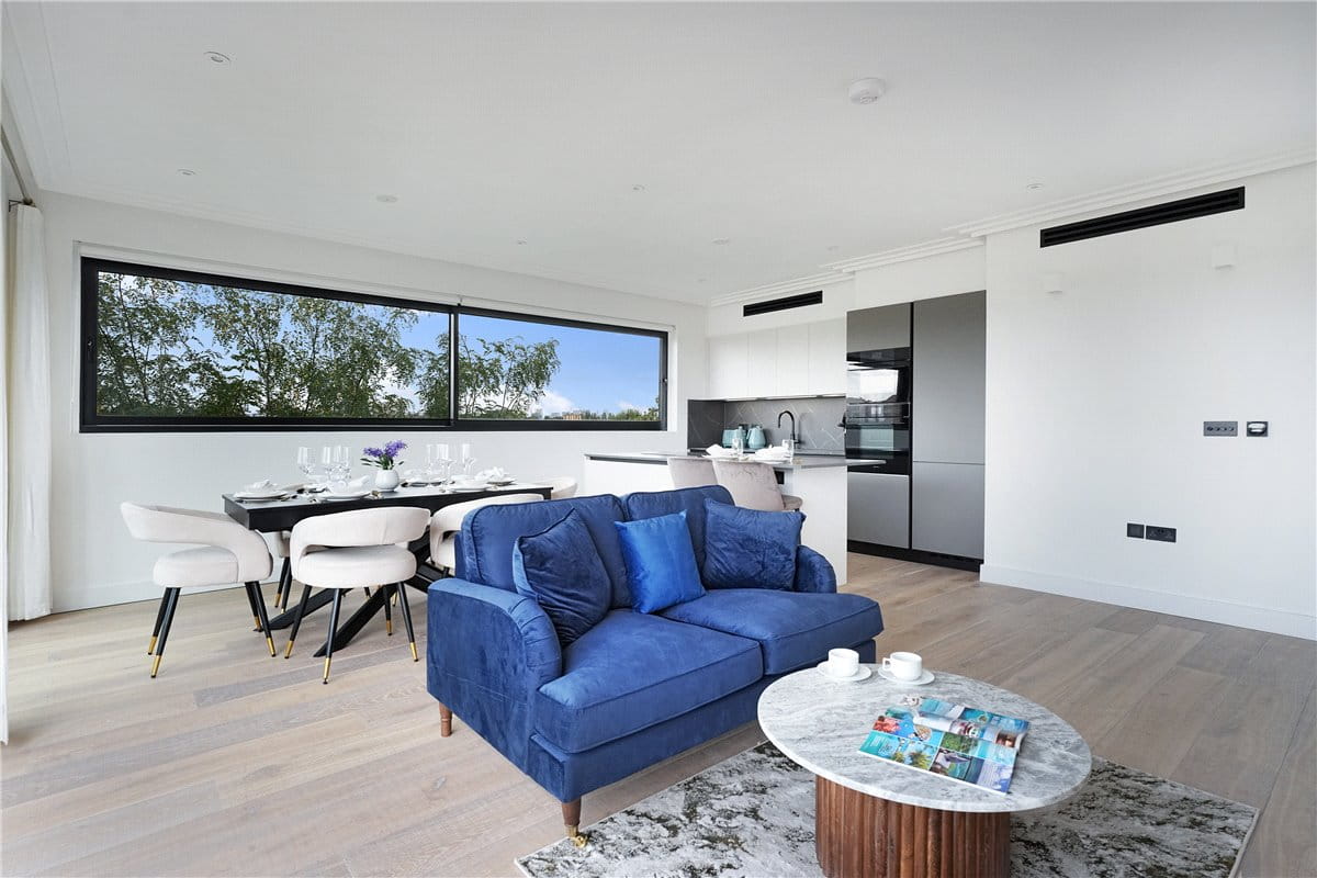 3 bedroom flat, Brewster Gardens, North Kensington W10 - Available