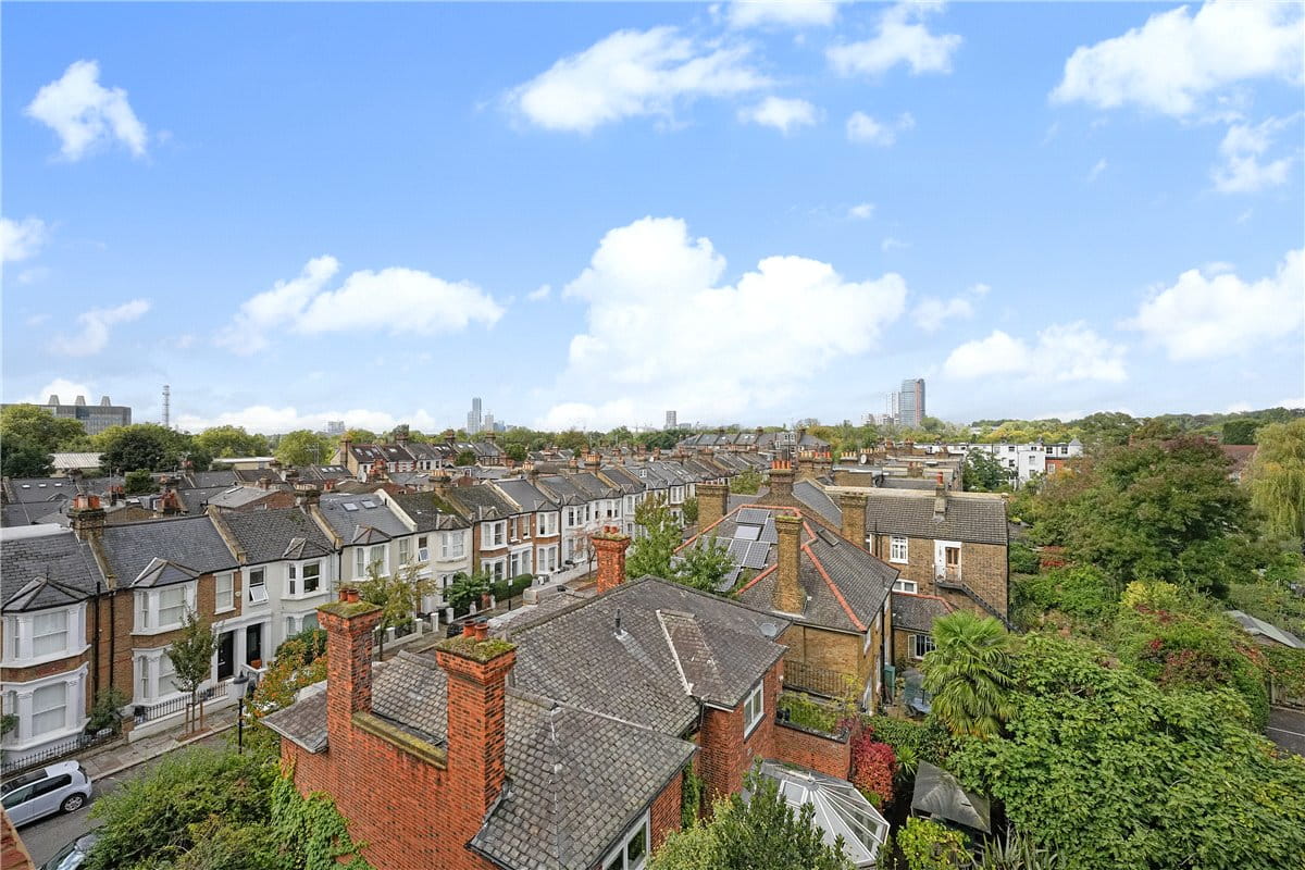 3 bedroom flat, Brewster Gardens, North Kensington W10 - Available