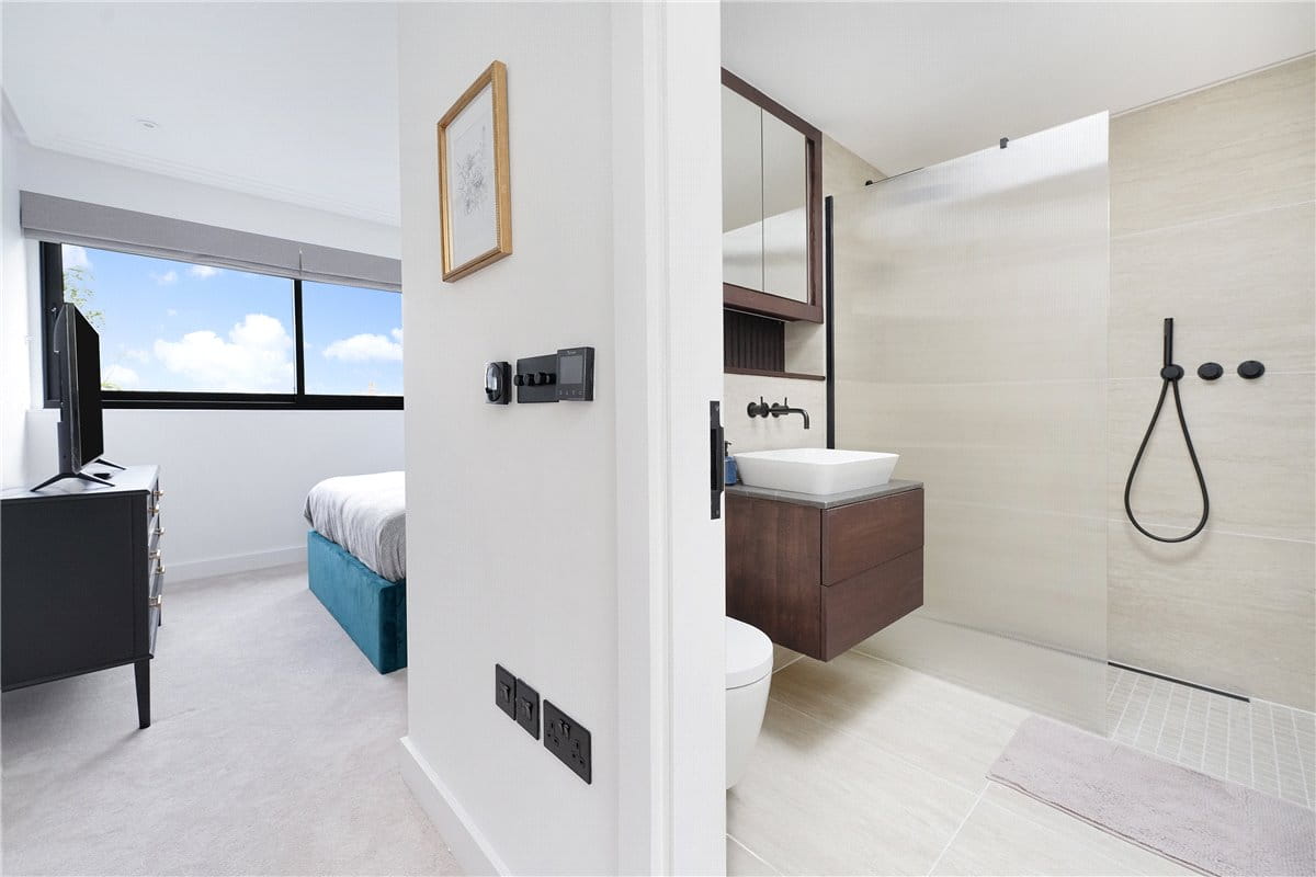 3 bedroom flat, Brewster Gardens, North Kensington W10 - Available