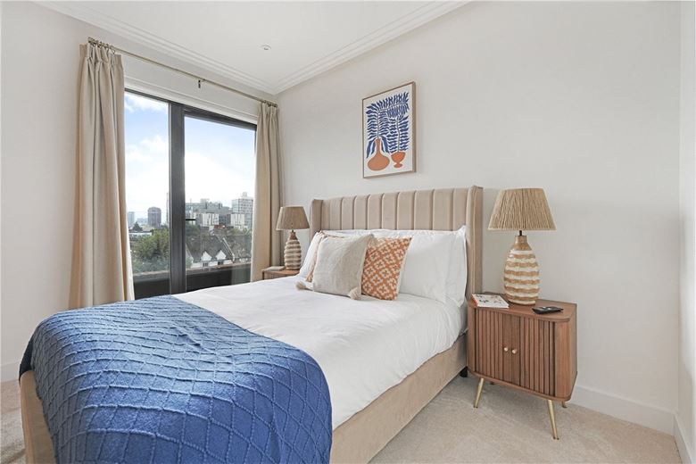 2 bedroom flat, Brewster Gardens, North Kensington W10 - Available