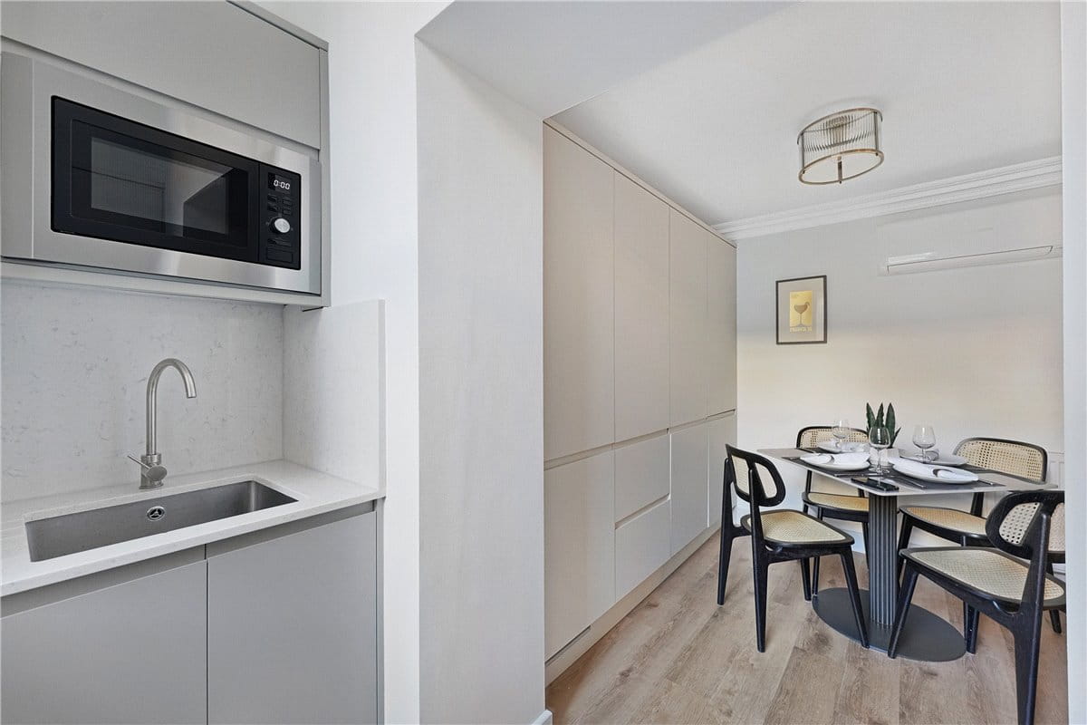 2 bedroom flat, Beaufort Gardens, Knightsbridge SW3 - Available
