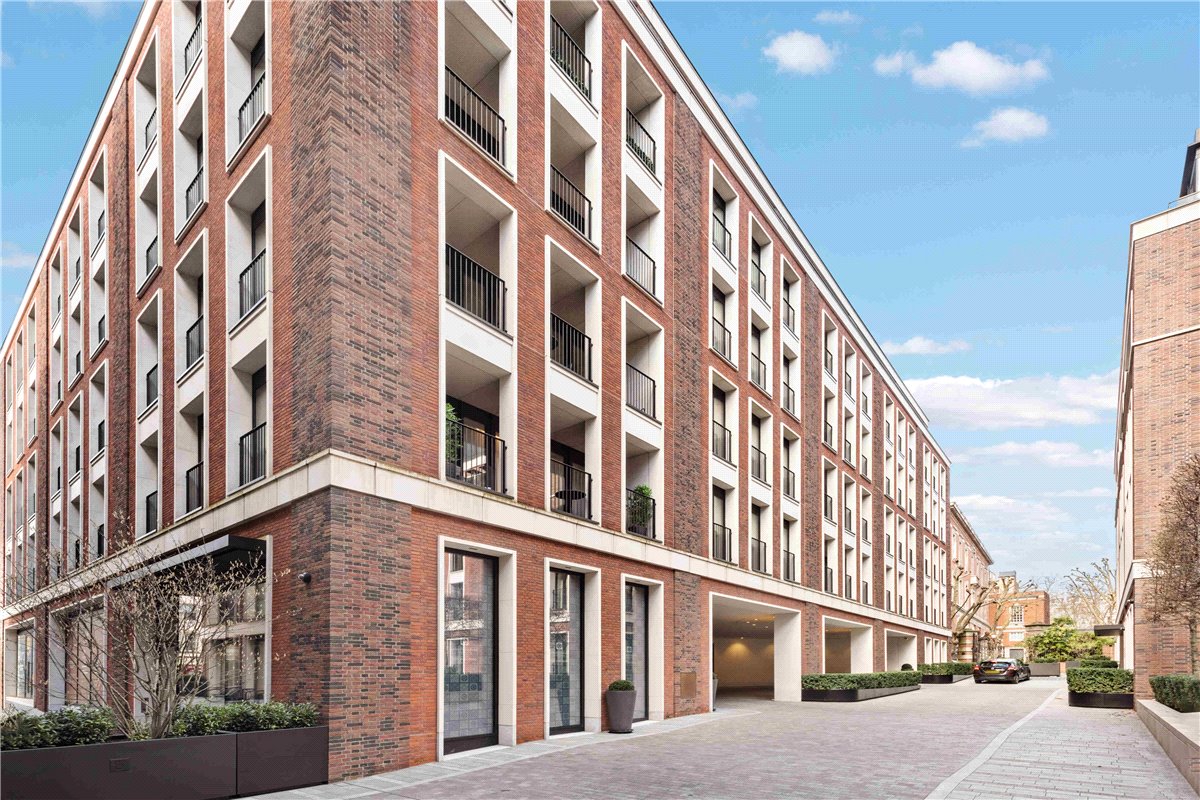 3 bedroom flat, Lancer Square, Kensington W8 - Available