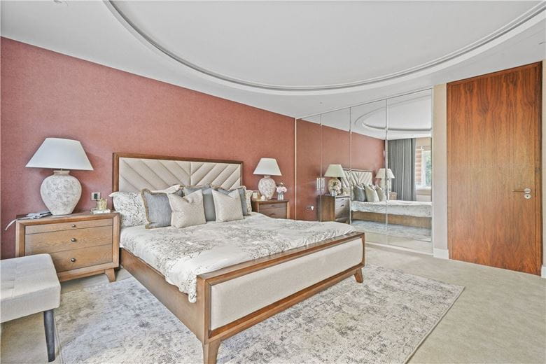 3 bedroom flat, Gloucester Square, Hyde Park Estate W2 - Available