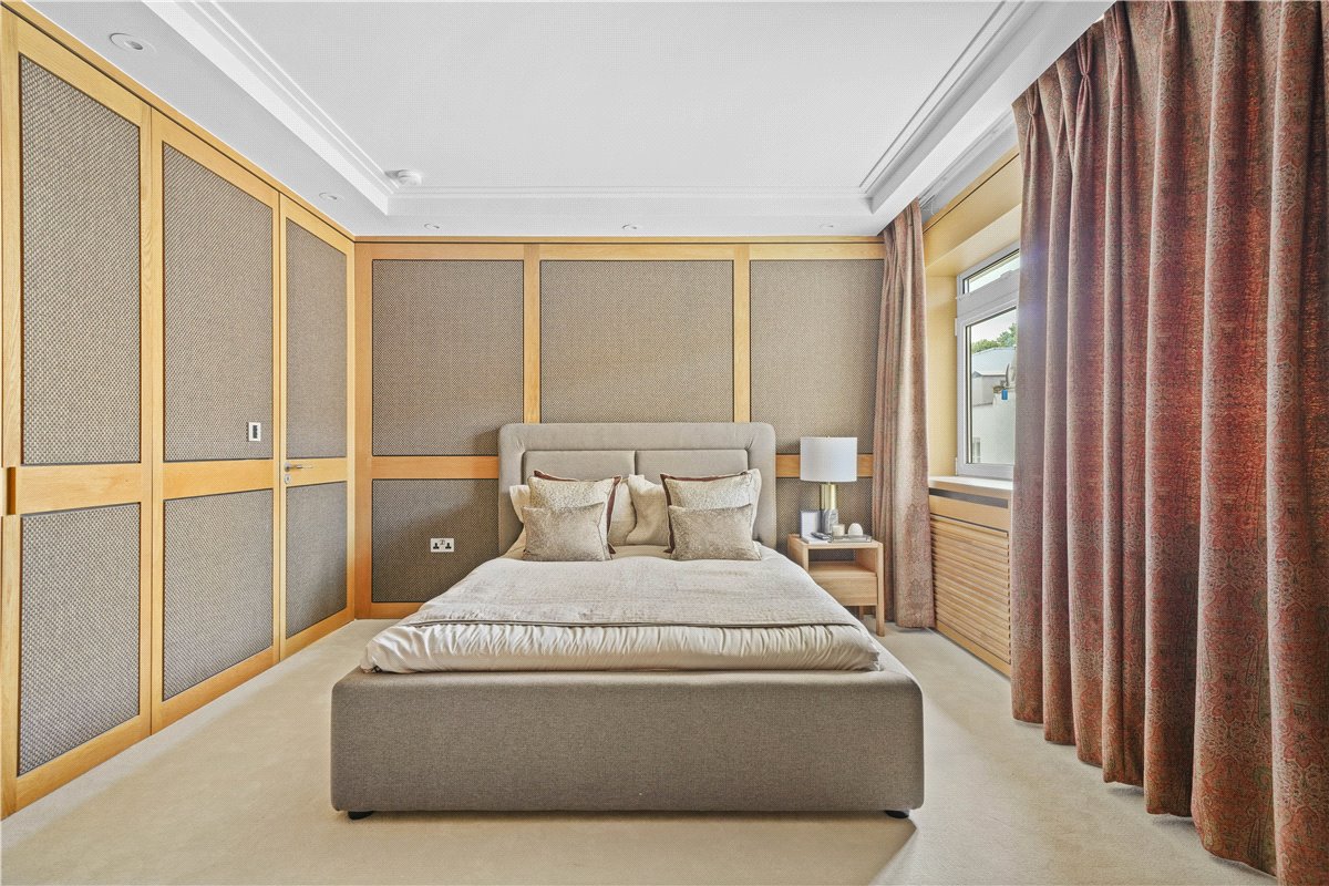 3 bedroom flat, Gloucester Square, Hyde Park Estate W2 - Available