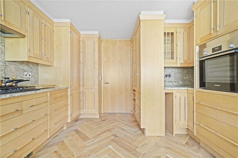 3 bedroom flat, Gloucester Square, Hyde Park Estate W2 - Available