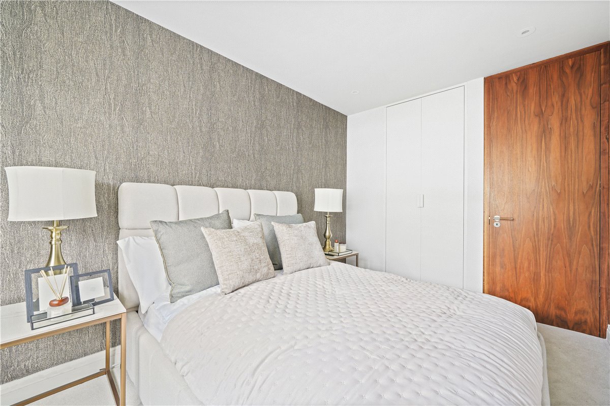 3 bedroom flat, Gloucester Square, Hyde Park Estate W2 - Available