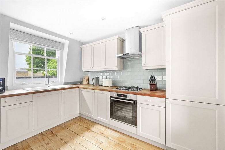 2 bedroom flat, Horbury Street, Chelsea SW10 - Available