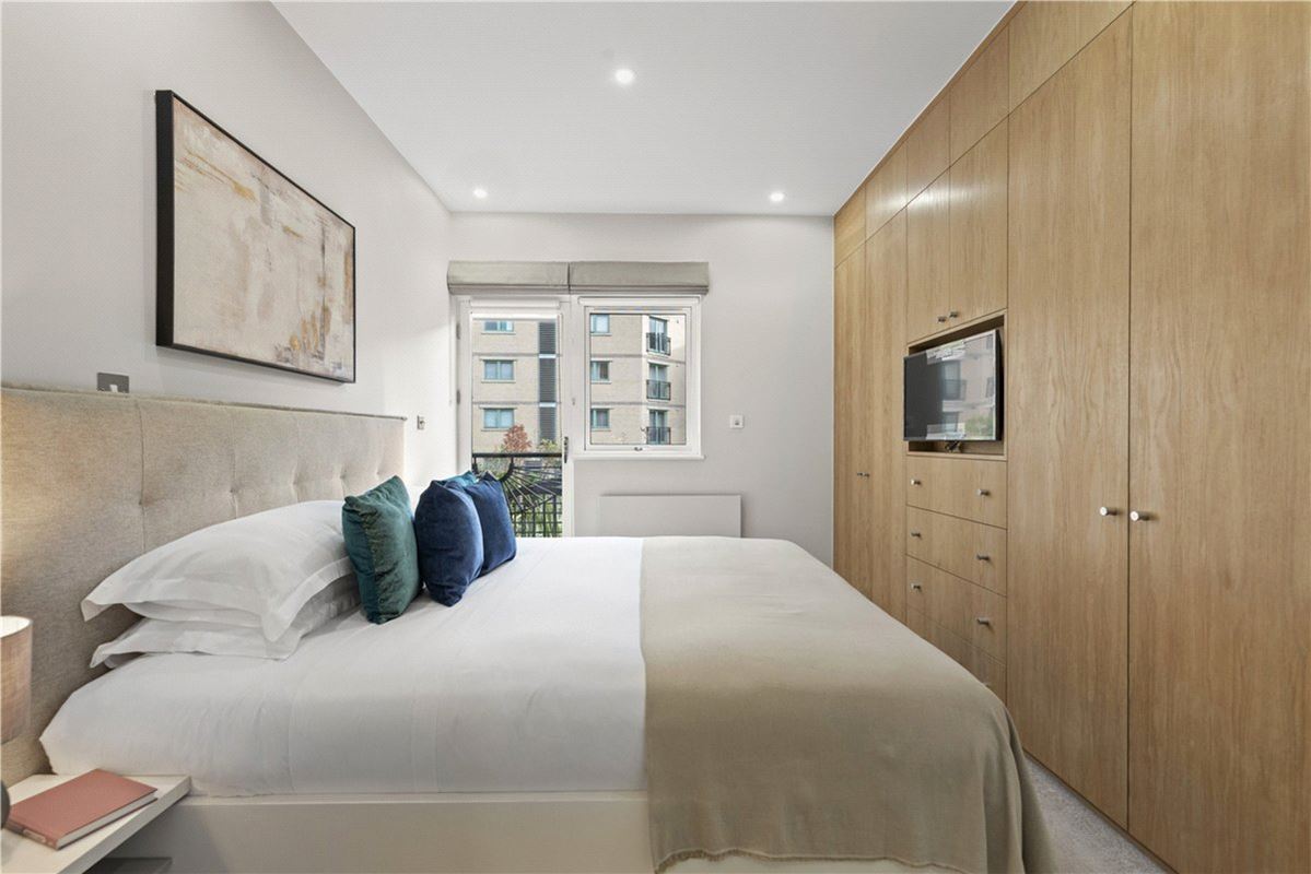 2 bedroom flat, Westbourne Grove, Bayswater W2 - Available