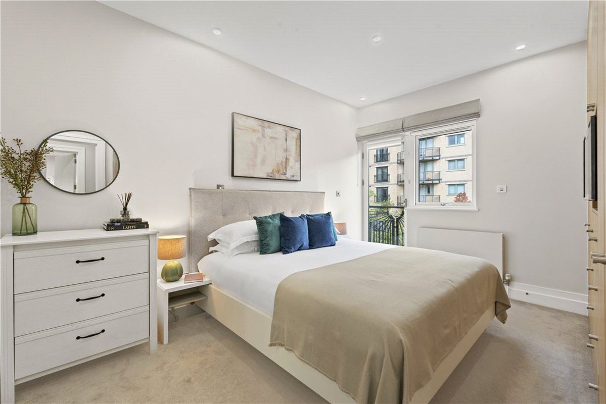 2 bedroom flat, Westbourne Grove, Bayswater W2 - Available