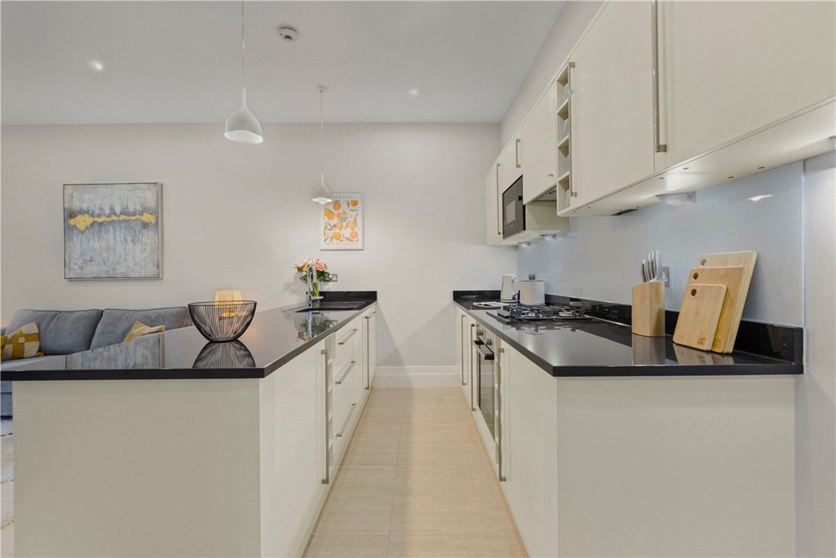 2 bedroom flat, Westbourne Grove, Bayswater W2 - Available