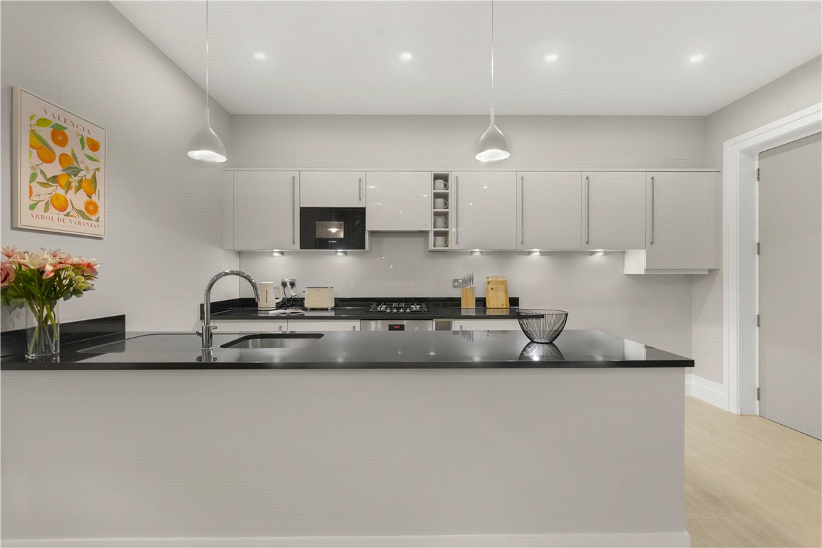 2 bedroom flat, Westbourne Grove, Bayswater W2 - Available