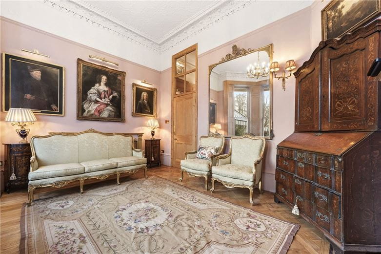 2 bedroom flat, Pembridge Square, Notting Hill Gate W2 - Available