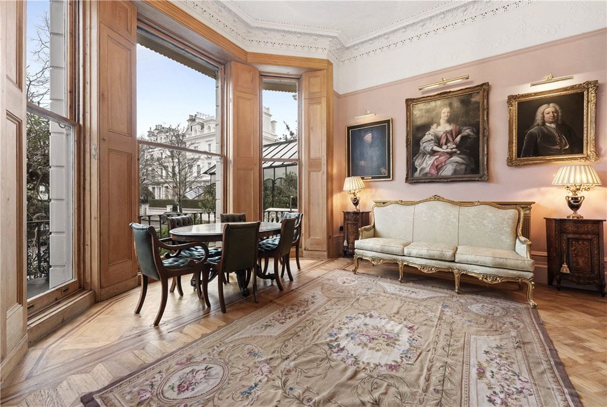 2 bedroom flat, Pembridge Square, Notting Hill Gate W2 - Available