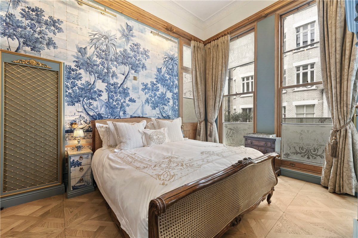 2 bedroom flat, Pembridge Square, Notting Hill Gate W2 - Available