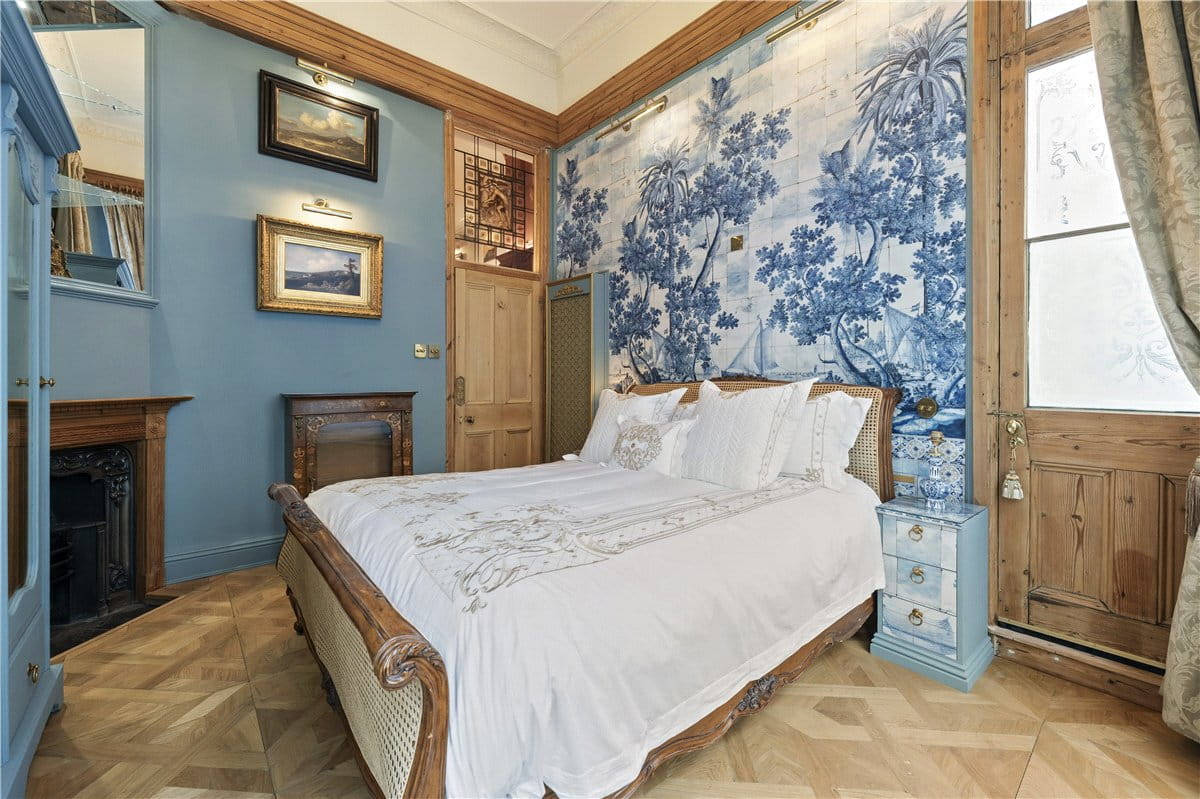 2 bedroom flat, Pembridge Square, Notting Hill Gate W2 - Available