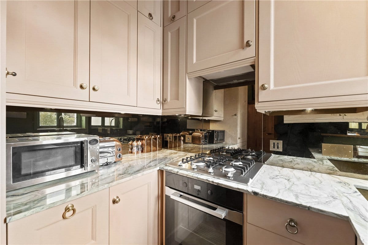 2 bedroom flat, Pembridge Square, Notting Hill Gate W2 - Available