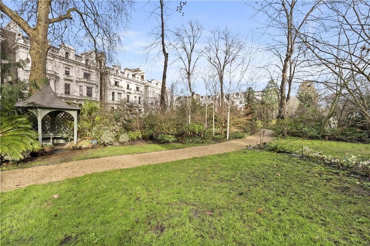 2 bedroom flat, Pembridge Square, Notting Hill Gate W2 - Available