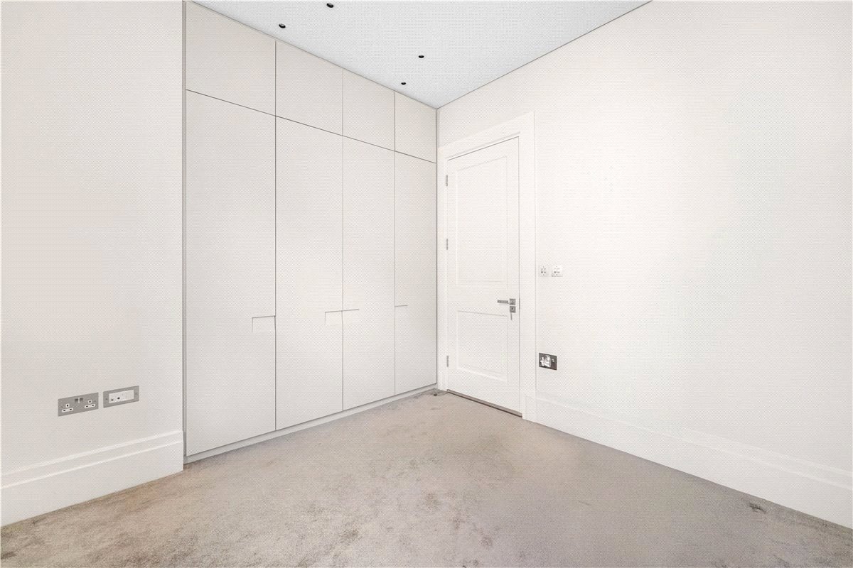 4 bedroom flat, Wynnstay Gardens, Allen Street W8 - Available