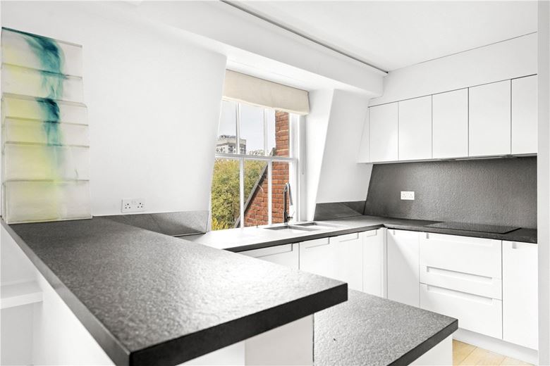 3 bedroom flat, Cadogan Square, London SW1X - Available