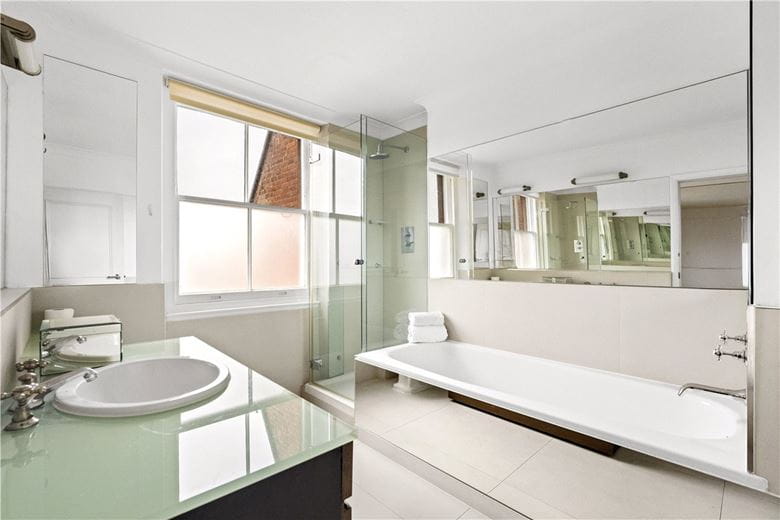 3 bedroom flat, Cadogan Square, London SW1X - Available