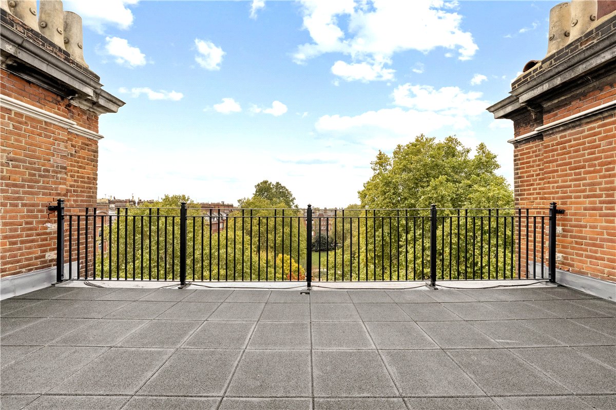 3 bedroom flat, Cadogan Square, London SW1X - Available