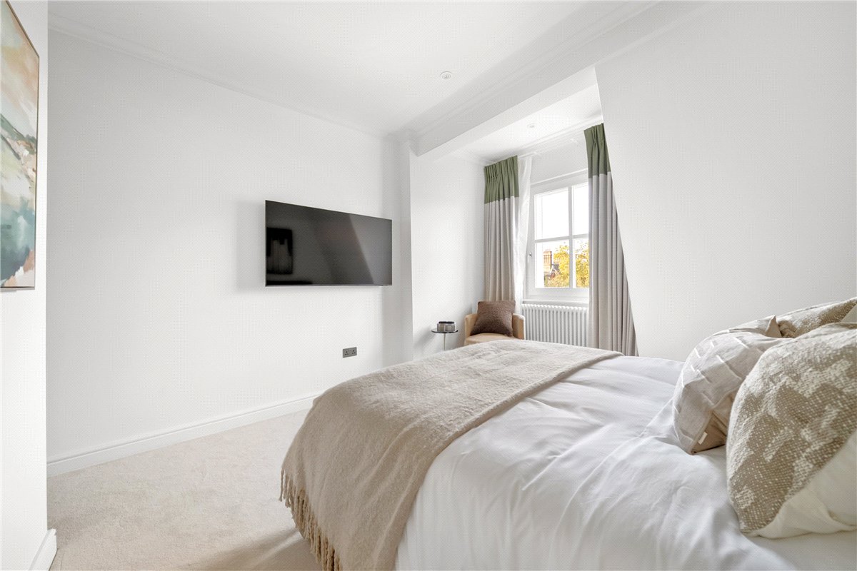 2 bedroom flat, Cadogan Square, Knightsbridge SW1X - Available