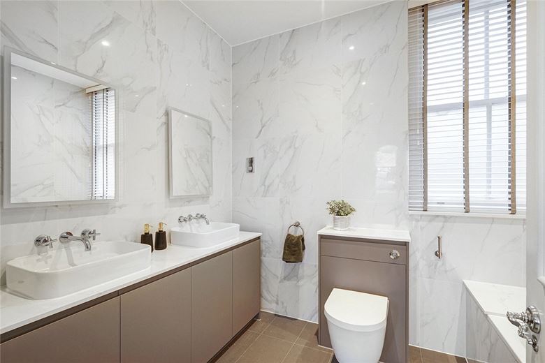 4 bedroom flat, Gloucester Road, South Kensington SW7 - Available