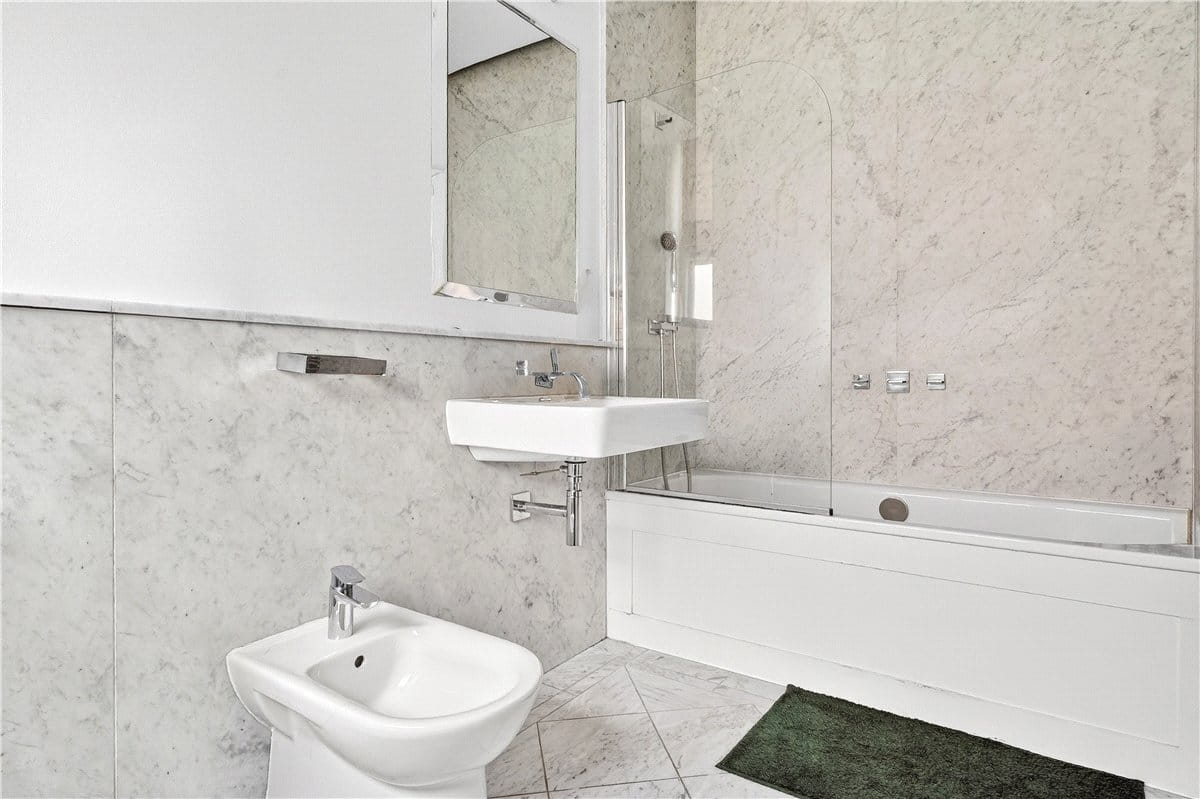 2 bedroom flat, Harrington Gardens, London SW7 - Available