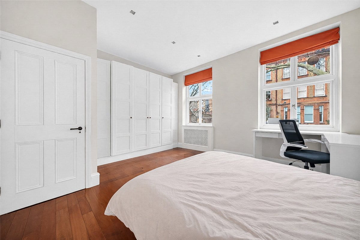 2 bedroom flat, Harrington Gardens, London SW7 - Available