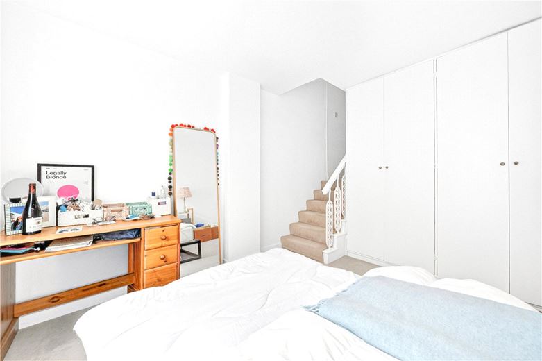 2 bedroom flat, Ladbroke Road, Holland Park W11 - Available