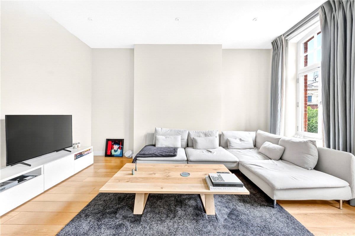 1 bedroom flat, Brompton Road, Knightsbridge SW3 - Available