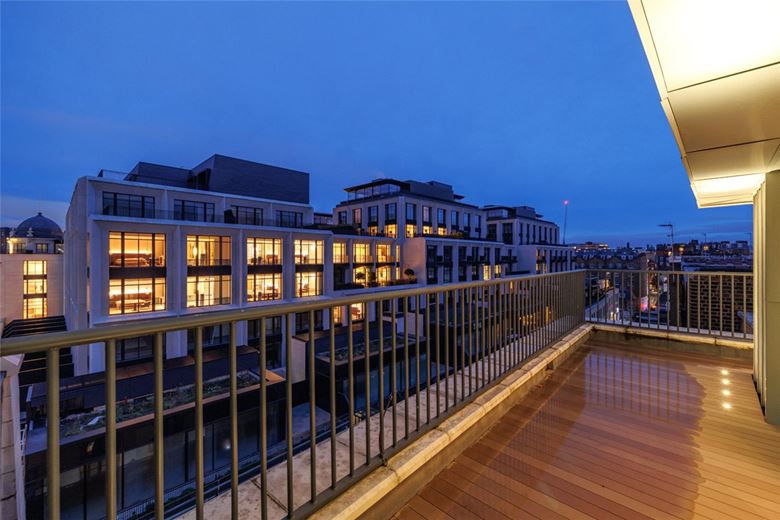 3 bedroom flat, Kensington Gardens Square, Bayswater W2 - Available