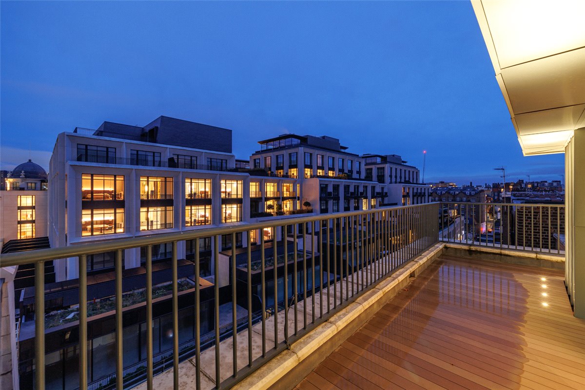 3 bedroom flat, Kensington Gardens Square, Bayswater W2 - Available