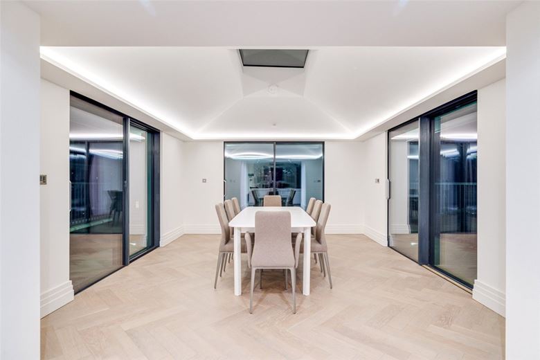 3 bedroom flat, Kensington Gardens Square, Bayswater W2 - Available
