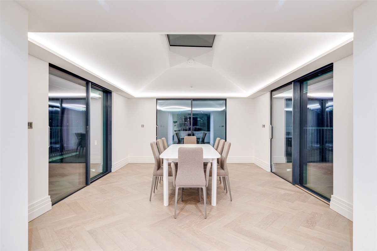 3 bedroom flat, Kensington Gardens Square, Bayswater W2 - Available