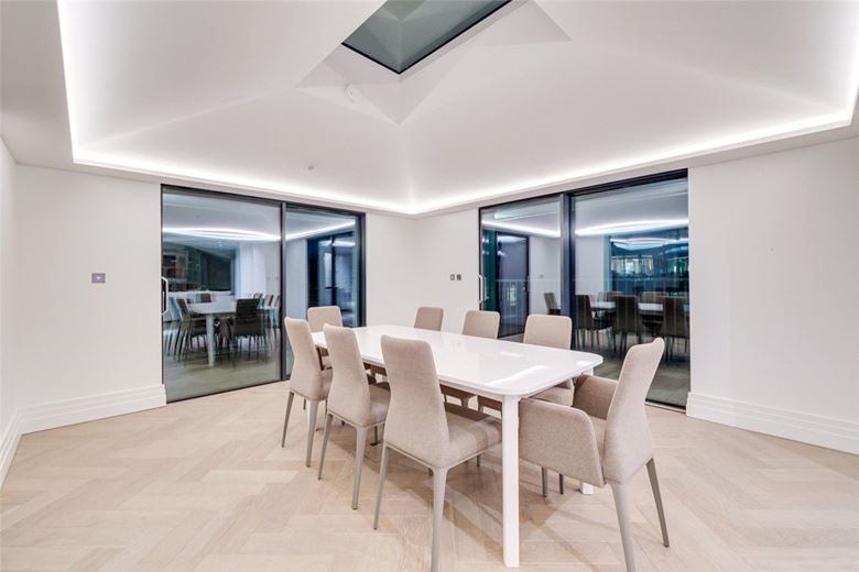 3 bedroom flat, Kensington Gardens Square, Bayswater W2 - Available