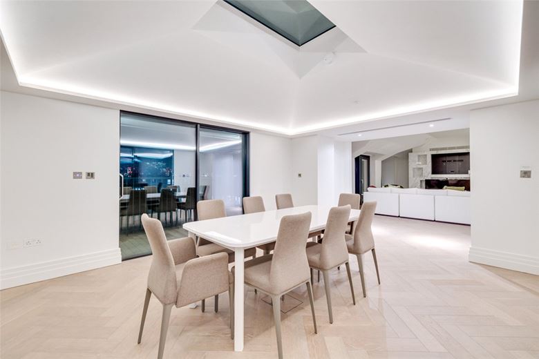 3 bedroom flat, Kensington Gardens Square, Bayswater W2 - Available