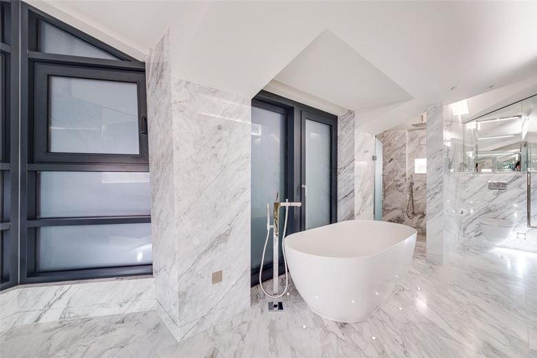 3 bedroom flat, Kensington Gardens Square, Bayswater W2 - Available