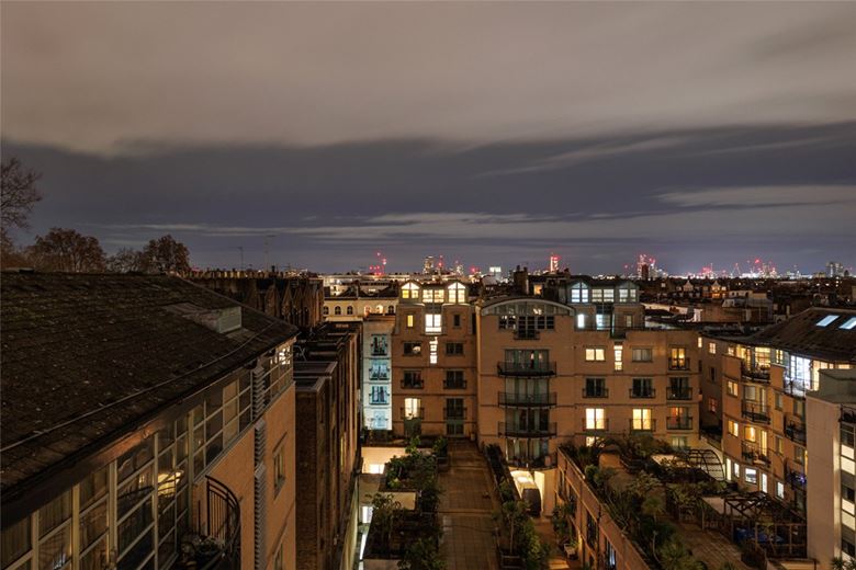 3 bedroom flat, Kensington Gardens Square, Bayswater W2 - Available
