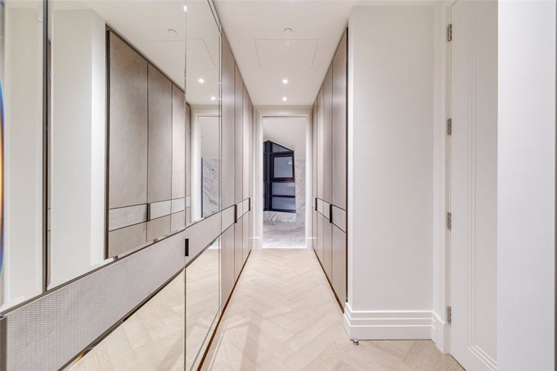 3 bedroom flat, Kensington Gardens Square, Bayswater W2 - Available