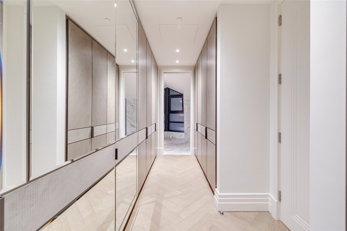 3 bedroom flat, Kensington Gardens Square, Bayswater W2 - Available
