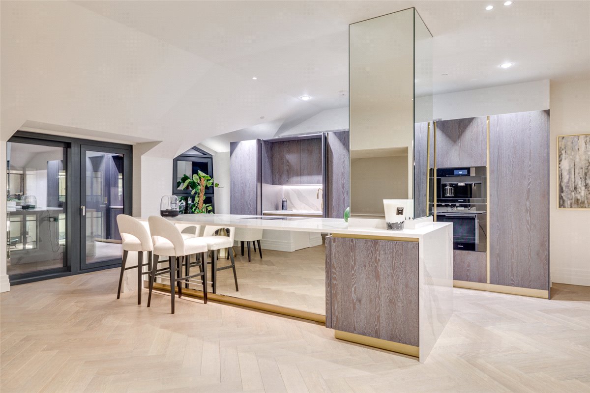 3 bedroom flat, Kensington Gardens Square, Bayswater W2 - Available