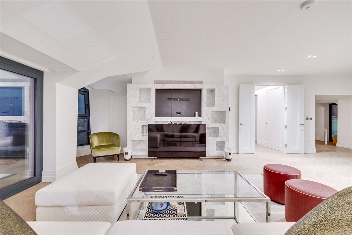3 bedroom flat, Kensington Gardens Square, Bayswater W2 - Available