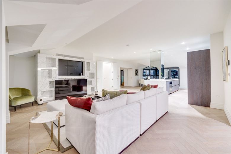 3 bedroom flat, Kensington Gardens Square, Bayswater W2 - Available