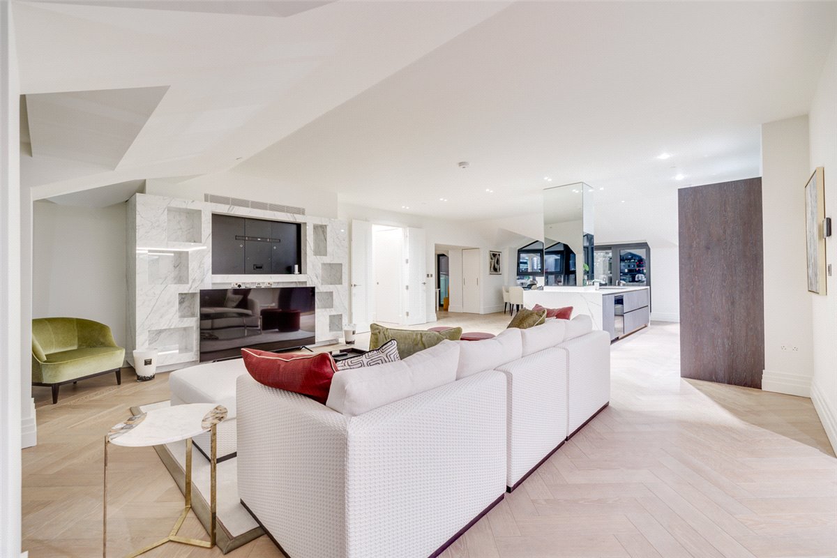 3 bedroom flat, Kensington Gardens Square, Bayswater W2 - Available